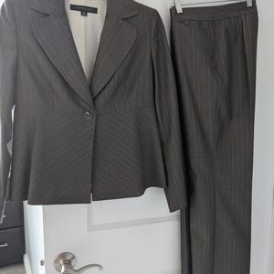 Anne klein suit, matching pants and jacket, size 2